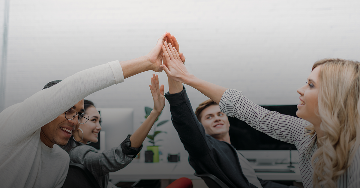 Colegas de trabalho fazendo um high five