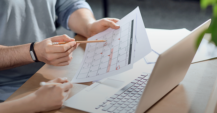 Homem verificando calendário no local de trabalho